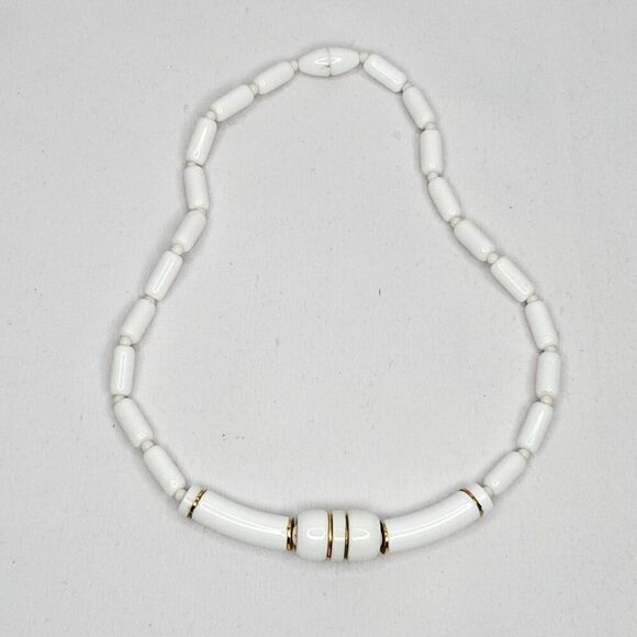 Vintage White Lucite Bead Necklace Rice Oval Gold Metal 16" - Picture 2 of 4